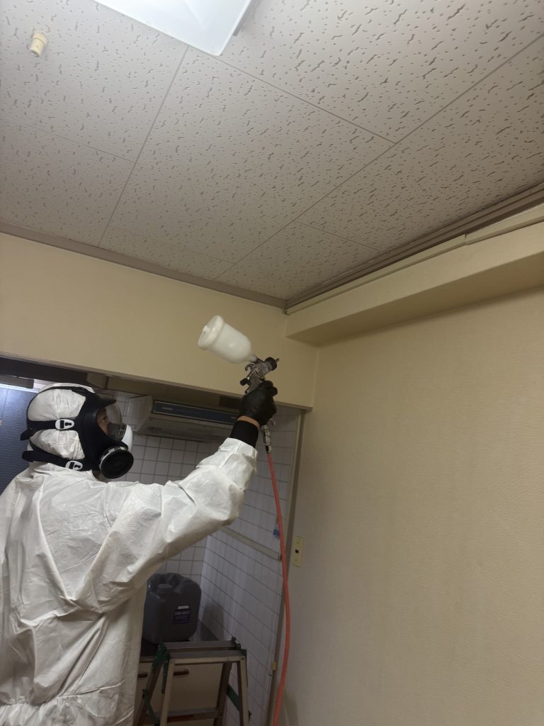 壁に消臭剤を噴霧